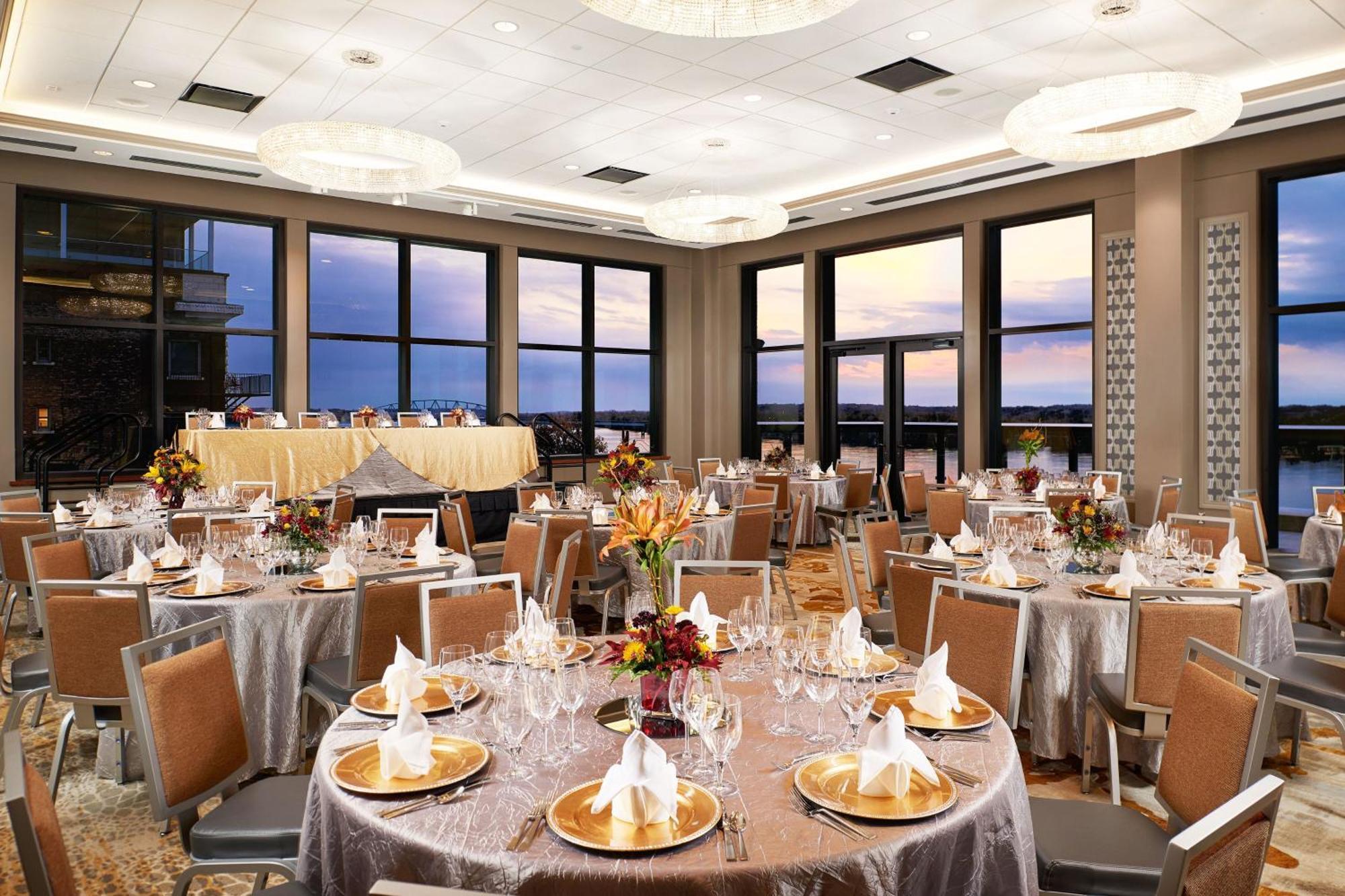 The Merrill Hotel & Conference Center, Muscatine, A Tribute Portfolio Hotel Exterior photo