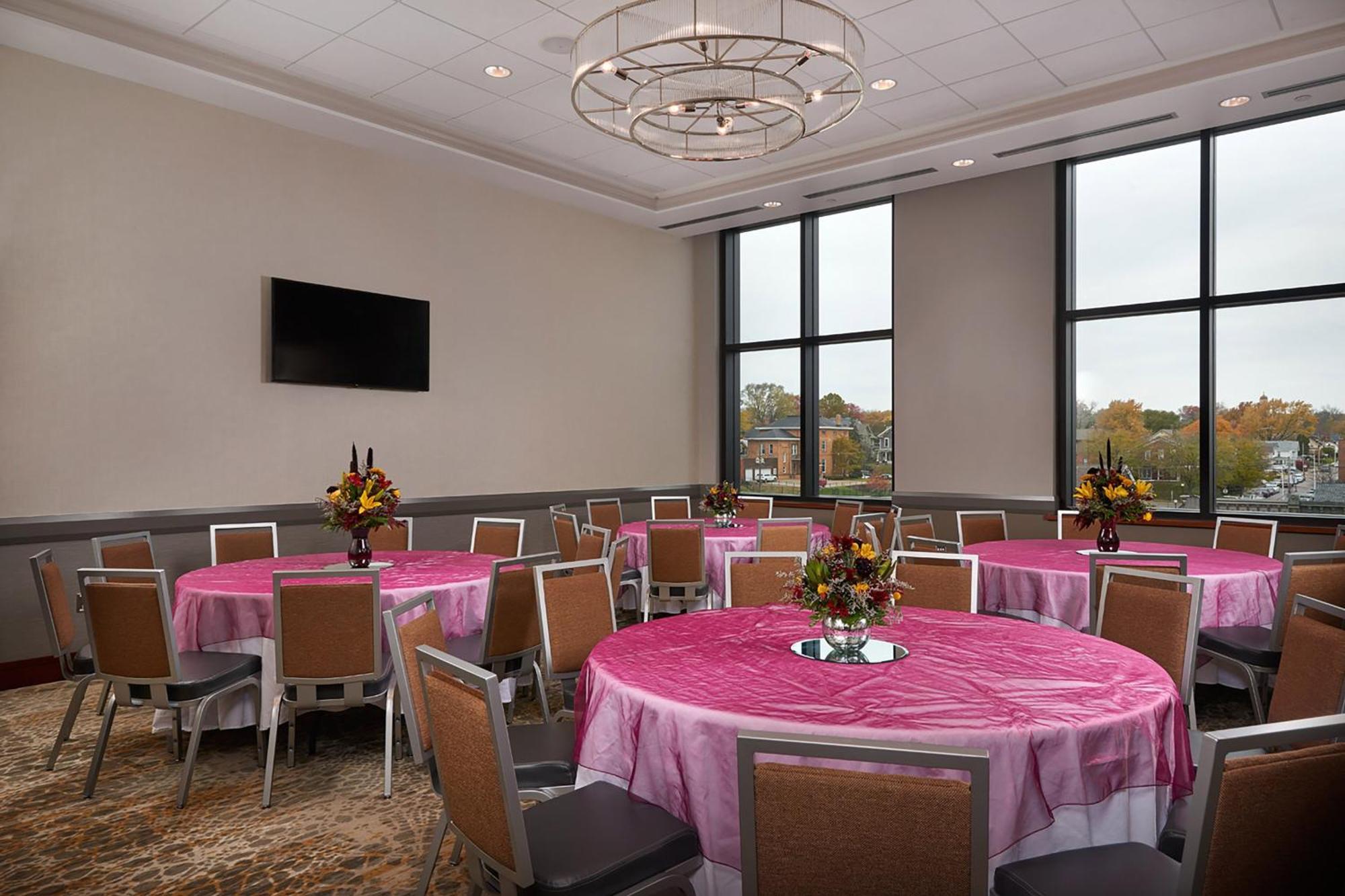 The Merrill Hotel & Conference Center, Muscatine, A Tribute Portfolio Hotel Exterior photo